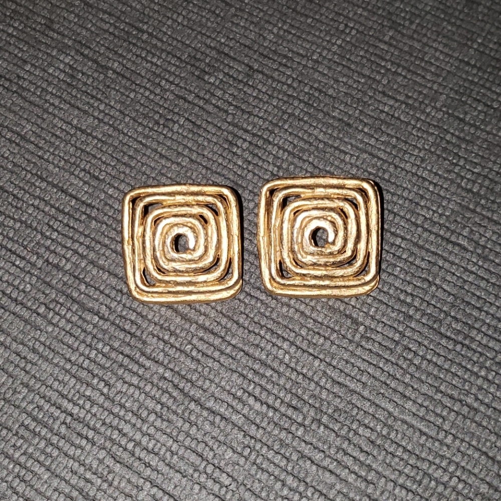 Golden square earrings